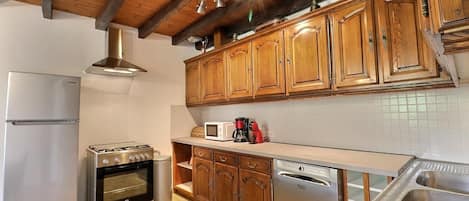 Frigorifero, microonde, forno, piano cottura