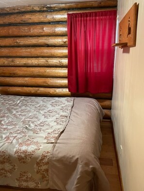 2 bedrooms, travel cot, free WiFi, bed sheets - Doc's Log /2Queen (Condon)