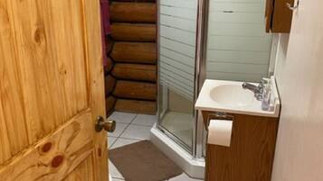 Een douche, handdoeken, zeep, shampoo