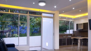Una cocina moderna con un ventanal grande, un televisor de pantalla plana y una zona de bar.