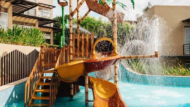 Parque acuático con tobogán y piscina.