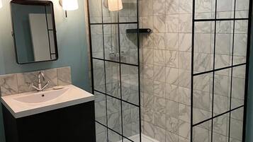Baignoire, sĂšche-cheveux, serviettes fournies, papier toilette