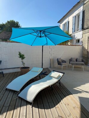 Terrace/patio - Stunning ‘Maison de Maitre’ with Private Pool, Near Cognac. Sleeps 10 (Haimps)