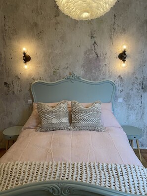 5 dormitorios, tabla de planchar con plancha, cuna de viaje