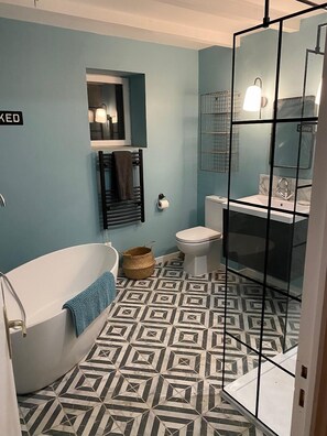 Bañera, secador de pelo, toallas y papel higiénico