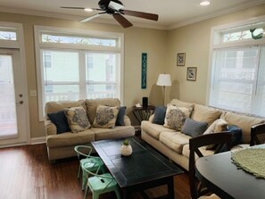 Een smart-tv, videogames, een dvd-speler en tafelvoetbal