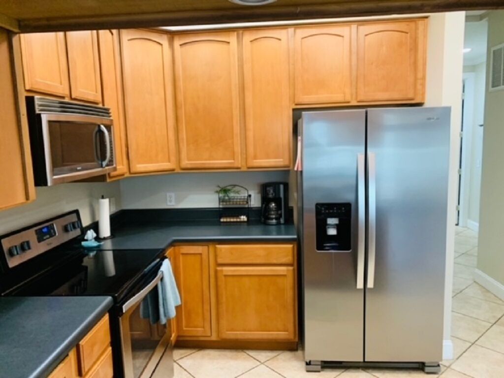 Coffee/tea maker, fridge, microwave, oven