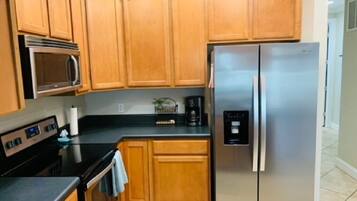 Coffee/tea maker, fridge, microwave, oven