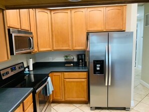 Fridge, microwave, oven, stovetop - 3/3 Condo across from the River! Close to beaches! (Carrabelle)