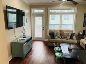 Smart TV, video games, DVD player, table football - 3/3 Condo across from the River! Close to beaches! (Carrabelle)