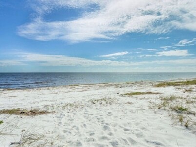 3/3 Condo across from the River! Close to beaches!