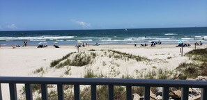 På stranden, solsenger og strandhåndklær