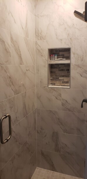 Ensemble baignoire-douche, séchoir à cheveux, serviettes fournies, savon