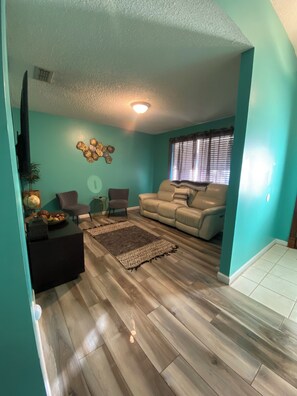 Smart-tv, pejs, bøger, musikbibliotek