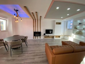 Televisión y chimenea 