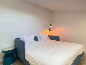 2 habitaciones, tabla de planchar con plancha, cuna de viaje y wifi 