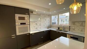 Geladeira, micro-ondas, fogão, cooktop