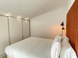 2 soverom, strykejern/-brett, reiseseng for barn og wi-fi