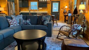 智能电视、壁炉、书、电脑显示器