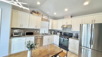 Kylskåp, mikrovågsugn, ugn och spishäll