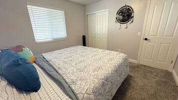 3 slaapkamers, een strijkplank/strijkijzer, reisbedje, gratis wifi
