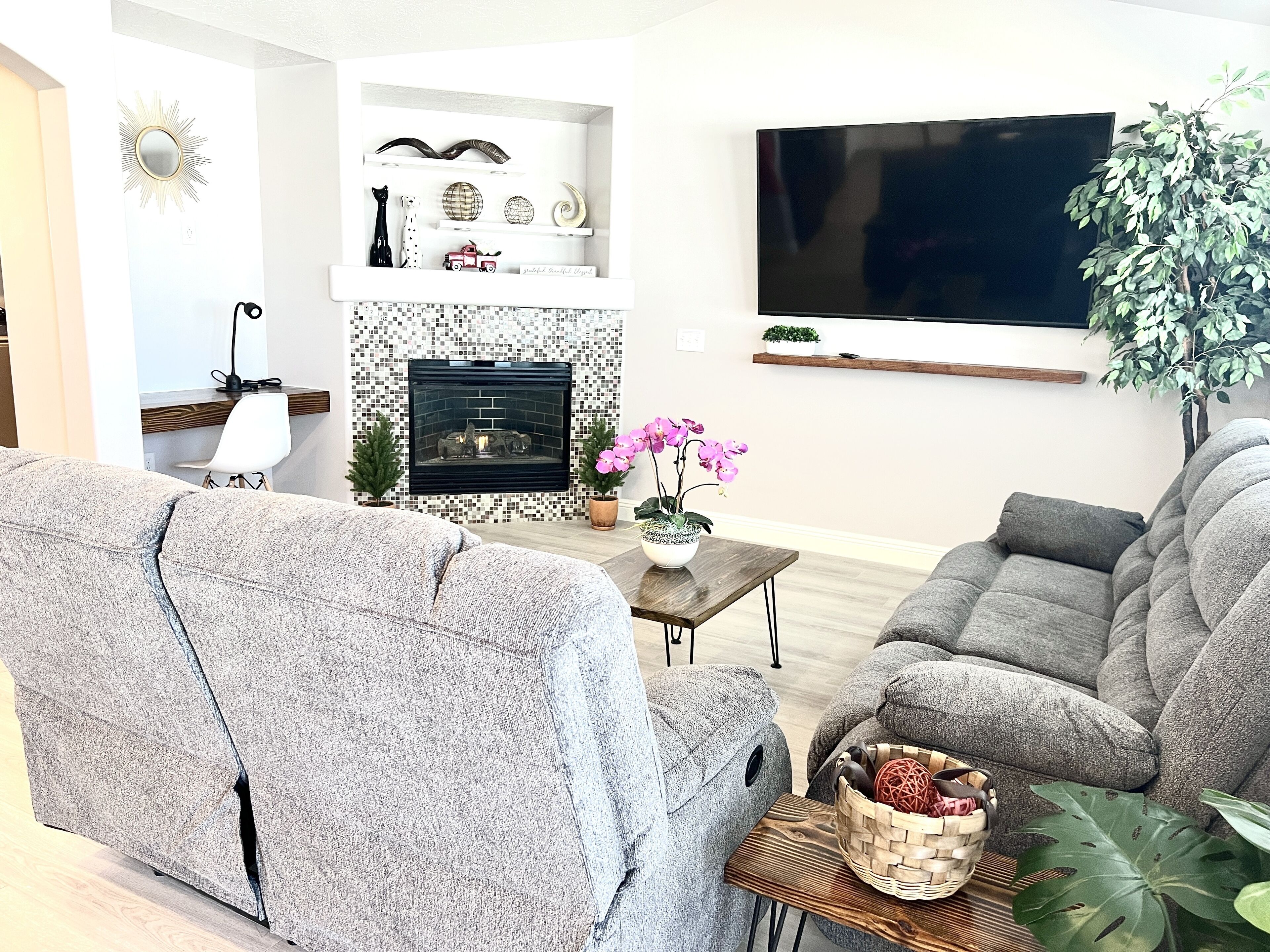 Een smart-tv en een open haard