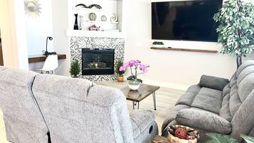 Een smart-tv en een open haard
