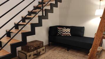 Comfort-Doppelzimmer | Wohnbereich | 32-Zoll-Smart-TV mit Kabelempfang, Fernseher