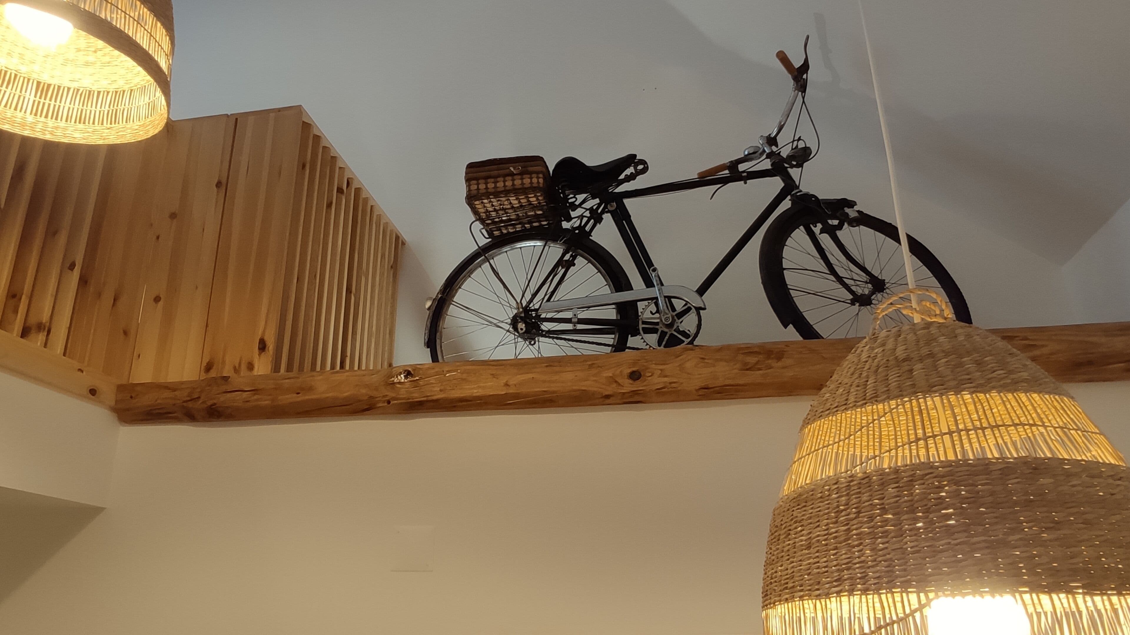 Un plafond en bois sur lequel est fixé un vélo.