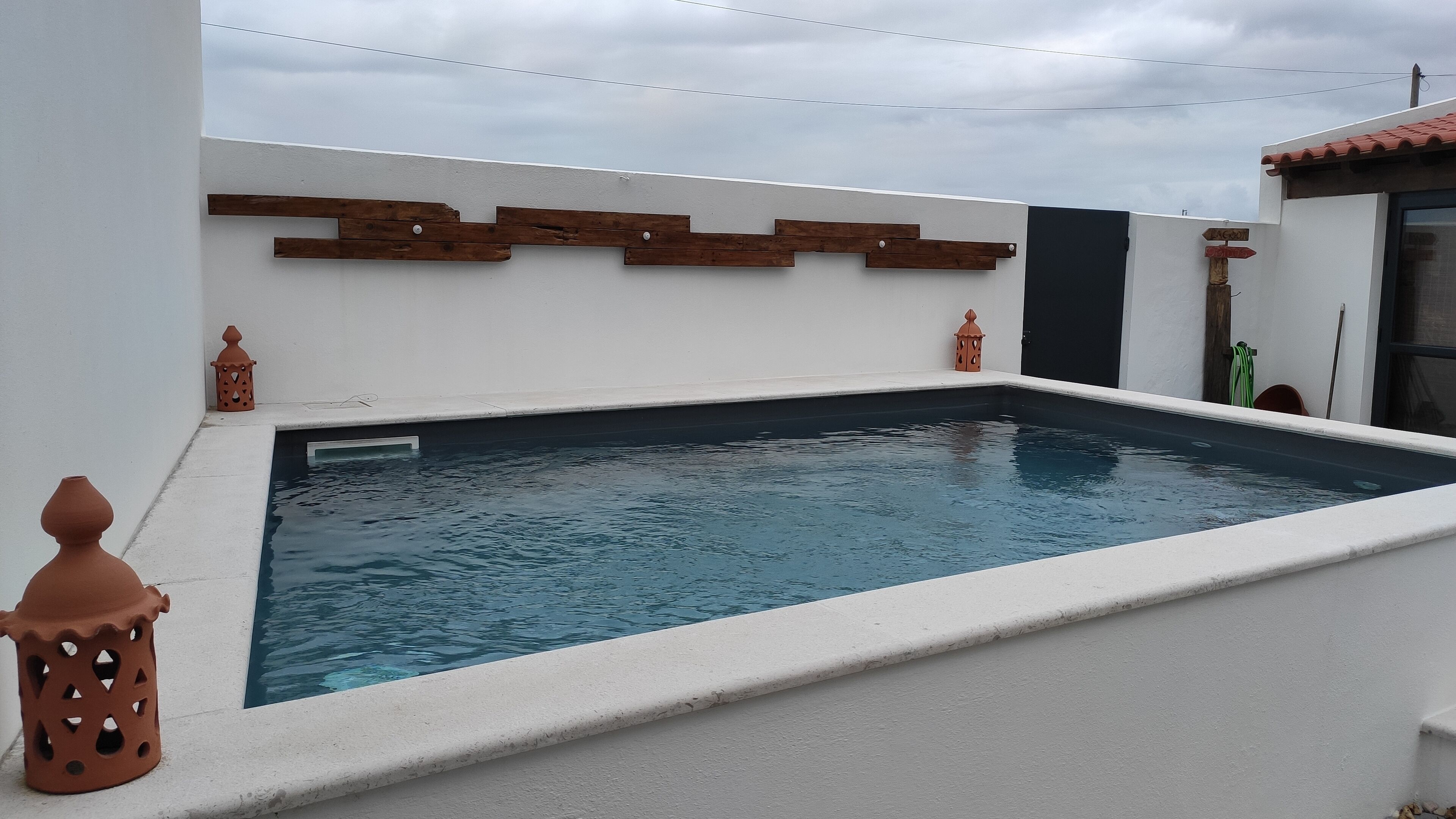 Una piscina al aire libre de temporada