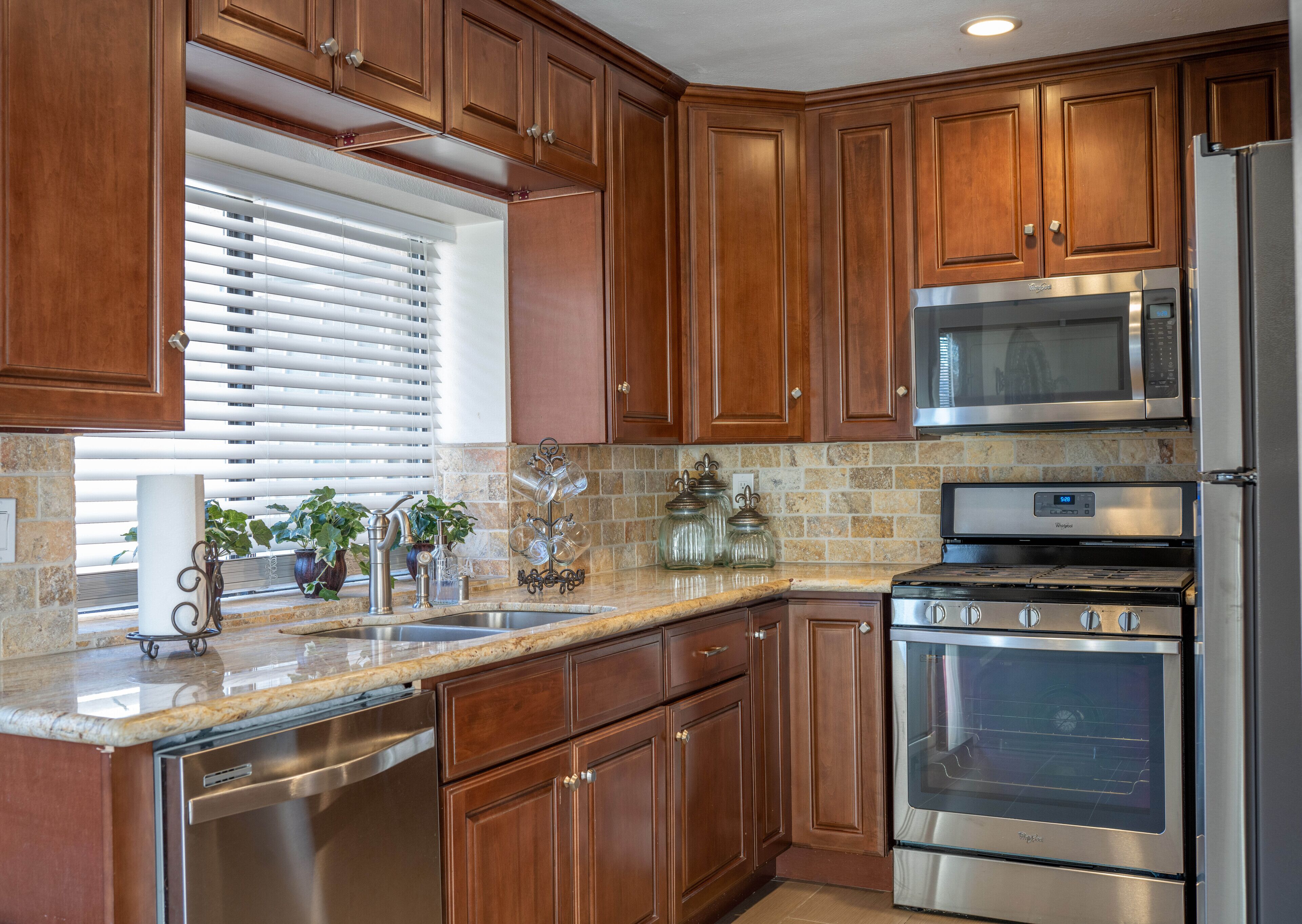 冰箱、微波炉、烤箱、炉灶