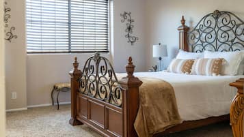 4 室のベッドルーム、デスク、アイロン / アイロン台、WiFi (無料)