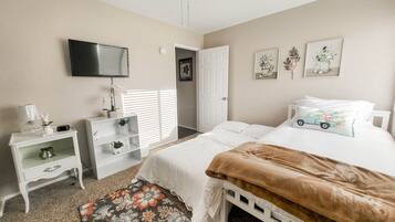 4 室のベッドルーム、デスク、アイロン / アイロン台、WiFi (無料)