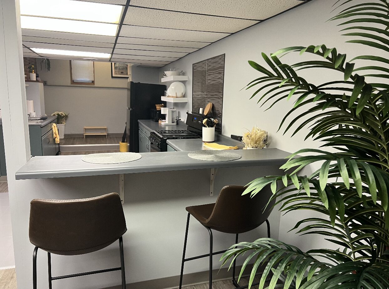 Fridge, oven, stovetop, coffee/tea maker