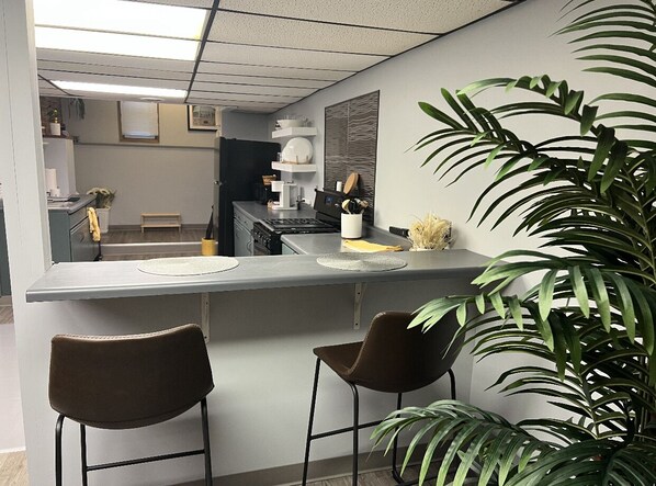 Fridge, oven, stovetop, coffee/tea maker