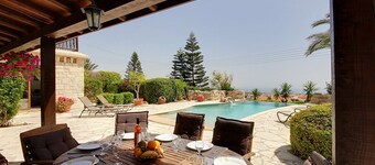 Luxury 4 bed, sleeps 8. All ensuite, Stunning Infinity Pool and Sea Views
