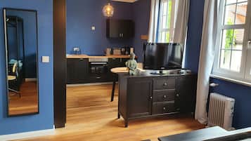 1 habitación, escritorio, tabla de planchar con plancha y cuna de viaje
