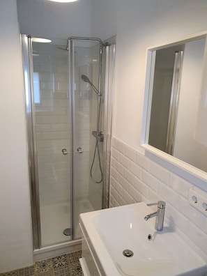Shower, hair dryer, bathrobes, towels - Apartment 24 (Coburg)
