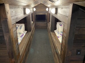 2 habitaciones, tabla de planchar con plancha y cuna de viaje 
