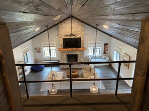 Smart TV, chimenea y estéreo