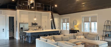 スマートテレビ、暖炉、ステレオ