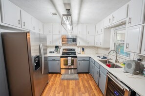 Cafetera y tetera, refrigerador, microondas y horno 