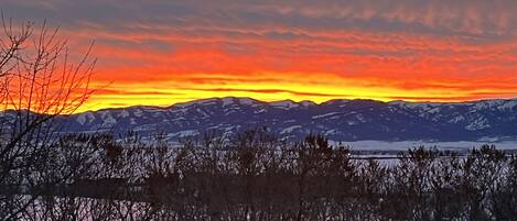 Ett bergigt landskap i solnedgången.