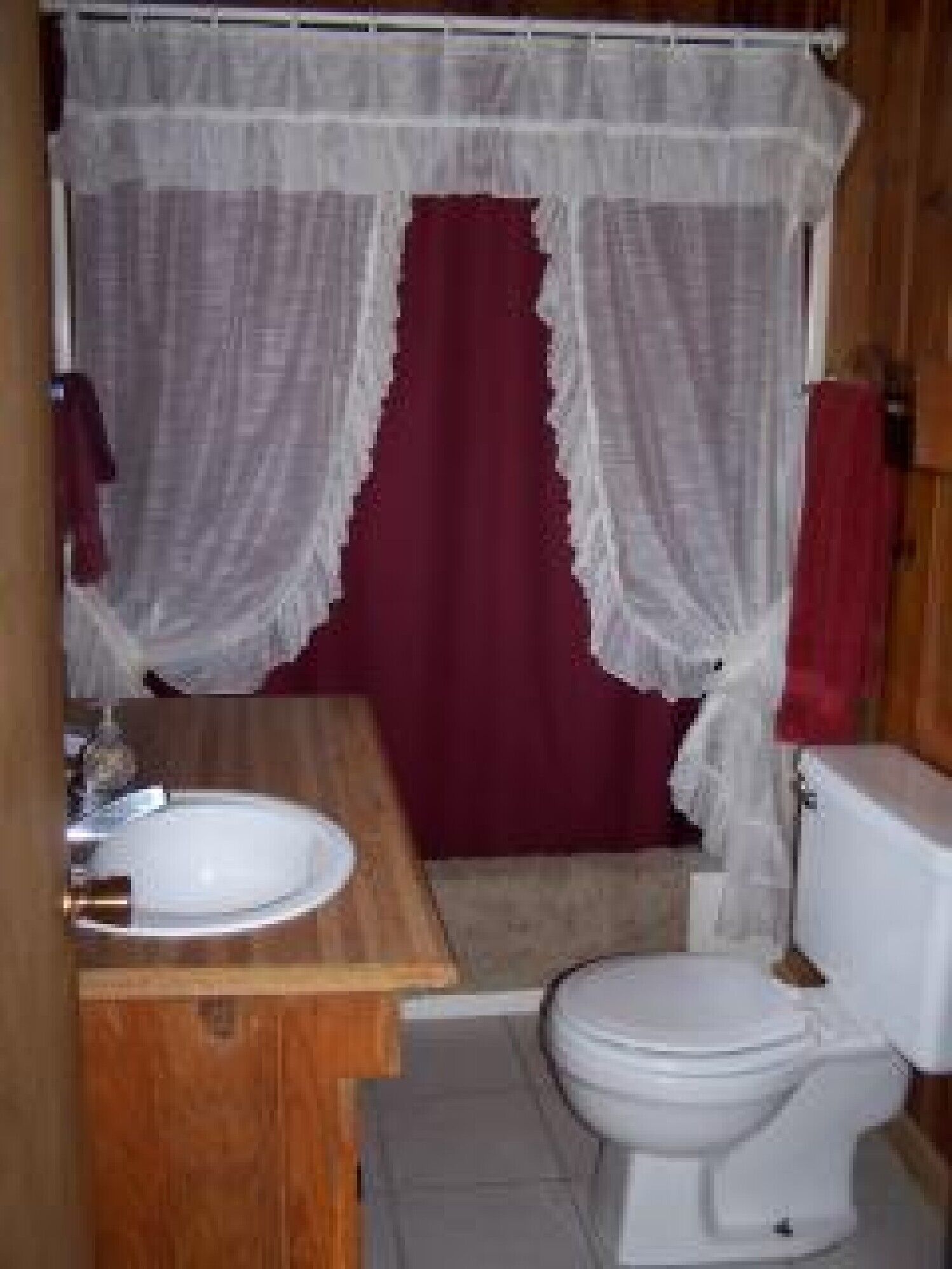 Ensemble baignoire-douche, serviettes fournies, savon, shampooing