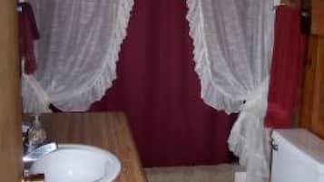 Ensemble baignoire-douche, serviettes fournies, savon, shampooing