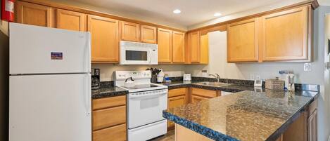 Kühlschrank, Mikrowelle, Wasserkocher mit Kaffee-/Teezubehör, Toaster