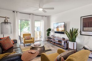 Smart-TV, bøker og stereoanlegg