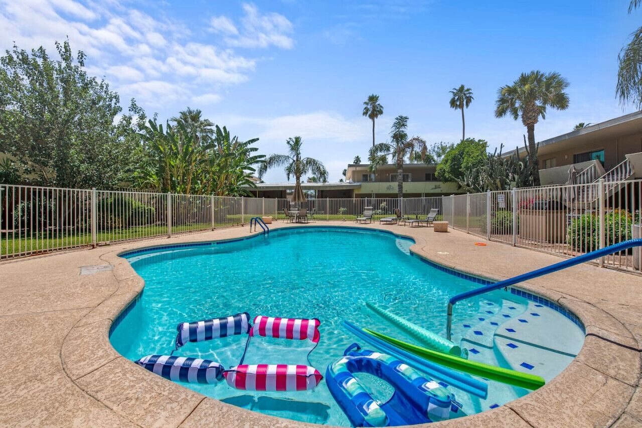 Een verwarmd zwembad