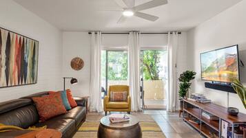 Smart TV, libros, estéreo