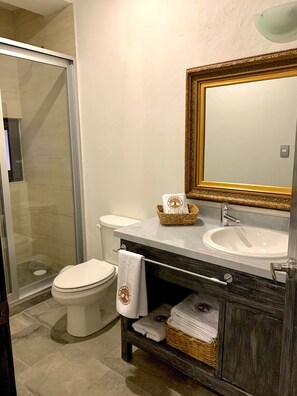 Dusche, Haartrockner, Handtücher, Seife